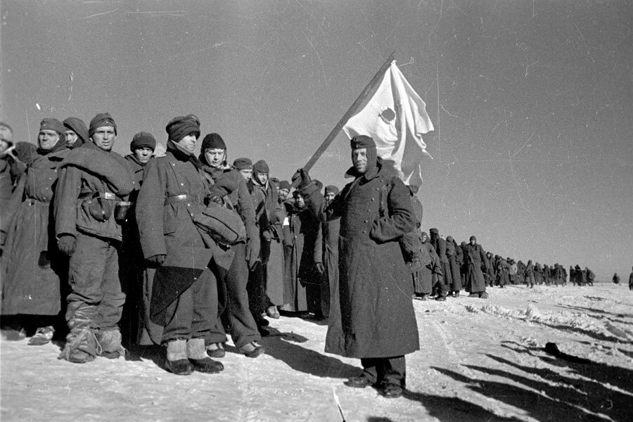 немецкие военнопленные под сталинградом. сталинградская битва пленные немцы. пленные немцы под сталинградом. немецкие военнопленные 1942 сталинград. колонна пленных в сталинграде.