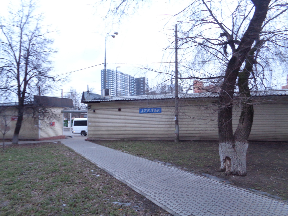 Забавное оформление ателье в стиле таблички с названием железнодорожных станций