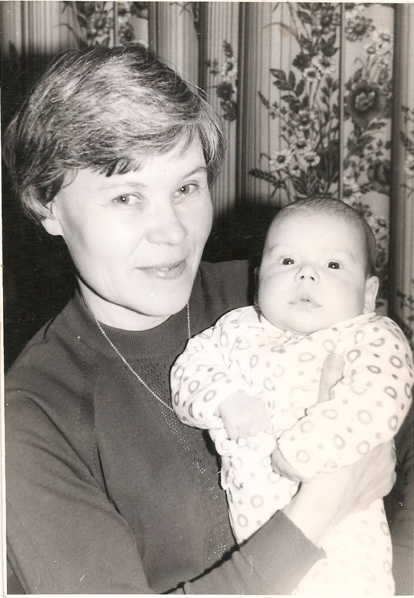 Бабушка со мной на руках. 1985г.