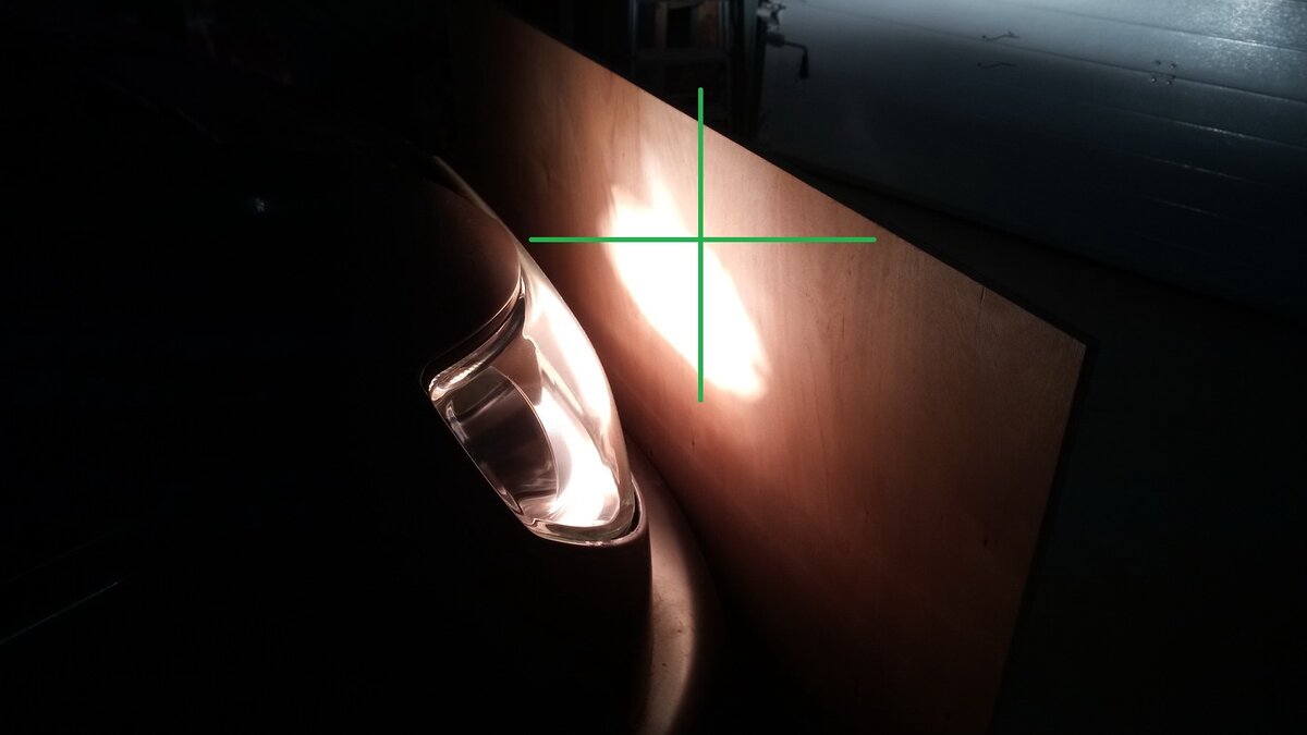 Примерный центр верхней границы светового пятна отметил перекрестием. На самом деле, это не просто точка "на глаз", а точка преломления светотеневой границы - от горизонтали к диагонали, которая отчётливо видна на удалении (понятно станет из видео ниже).