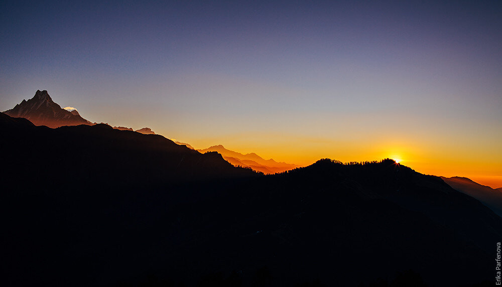 Горы проснулись. Вершина Мачапучаре Непал. Пун Хилл рассвет Непал. Night Sky in Himalaya.