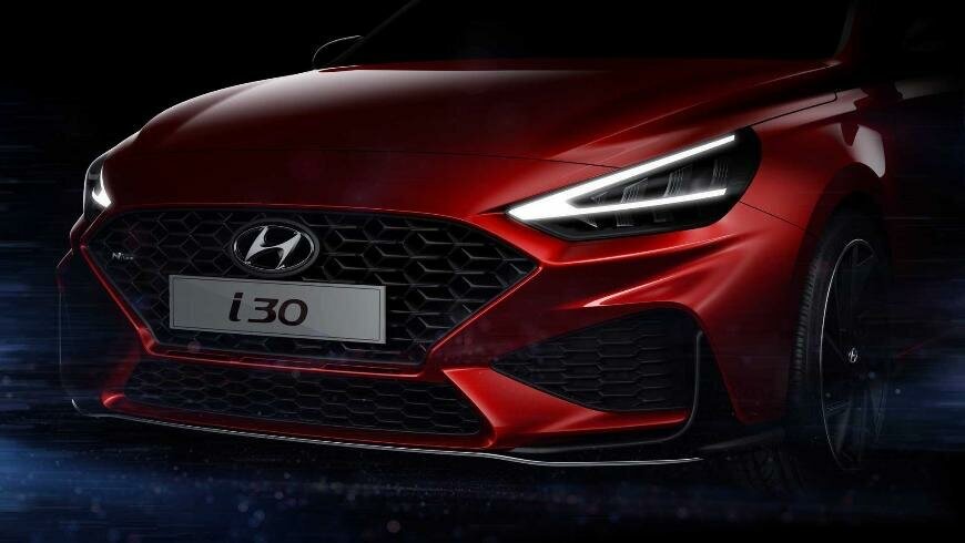 Компания Hyundai анонсировала обновление семейства моделей i30 — модернизированные машины выйдут на рынок в 2020 году. 
Судя по официальным тизерам, представленным корейским автопроизводителем, машина получит переработанный бампер, новую решетку радиатора и новые светодиодные фары с интегрированными V-образными дневными ходовыми огнями.

Несмотря на то, что на снимке показана только передняя часть машины, в Hyundai подтвердили, что у рестайлингового i30 поменяется задний бампер, фонари и изменится дизайн колесных дисков.