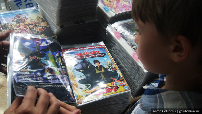 Но здесь клоуны улетели, но пиратские диски остались. Здесь есть практически все, что может понадобиться современному человеку. Софт, игры, видео. Кроме порнографии, правда.
