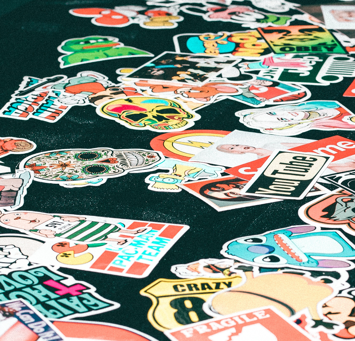 Бизнес на изготовлении уникальных наклеек для интерьера, автомобилей, вещей - новое и очень перспективное направление. Небольшие стартовые вложения, простота организации и отсутствие жесткой конкуренции делает его доступным даже для новичка