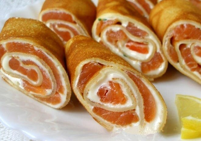 Рулетики из блинов с лососем