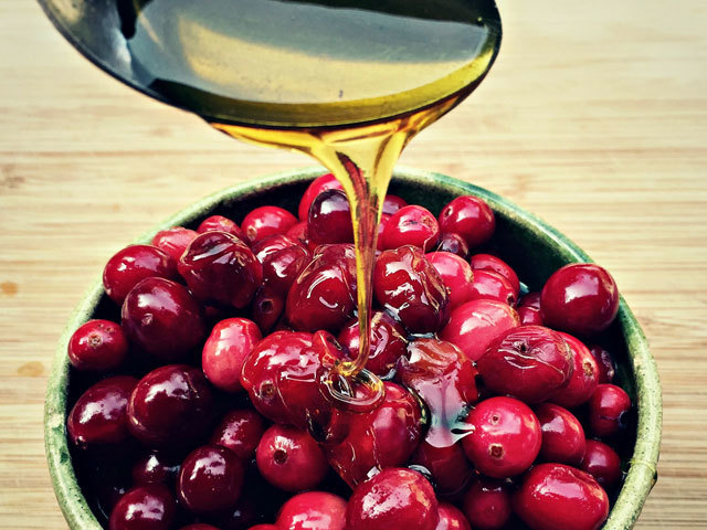 Клюква с медом - прекрасное средство для чистки сосудов (фото из открытых источников)