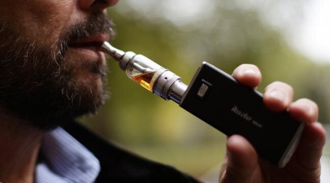  Термин «вейпинг» происходит от английского слова vape, что означает «вдыхать и выдыхать пар», который производится электронной сигаретой или паровым устройством. Кстати, именно это слово, vape, по мнению составителей Оксфордского словаря, стало самым популярным в 2014-м. Подобное авторитетное мнение ярко отражает ежегодные мировые тенденции — в 2013-м словом года было «селфи». Модным в России вейпинг стал особенно в последнее время: людей, которые курят электронные сигареты, относят к новой субкультуре — вейперам. И всё бы ничего. Но только пар теперь везде — на улице, в кафе, метро, кинотеатрах, торговых центрах, университетах.Какой вред и польза вейпинга? Масштабных исследований, которые бы демонстрировали ясную и единую точку зрения о влиянии электронных сигарет и паровых устройств на здоровье человека и окружающих людей, нет. Это объясняется тем, что курить (вейпить) люди стали относительно недавно — около 3—5 лет назад. Такого маленького отрезка времени недостаточно для серьёзных исследований про вред вейпинга. Но тем не менее некоторые центры и университеты всё-таки решили проследить за людьми, курящими электронные сигареты, и сделать первые выводы. Например, исследователи из Lawrence Berkeley Labs обнаружили: жидкости в электронных устройствах содержат 31 токсичное химическое вещество, в том числе акролеин, диацетил и формальдегид, уровни которых увеличиваются в зависимости от температуры и типа устройства. Важно понимать: жидкости в устройствах могут нагреваться до 300 °С. Тот же акролеин начинает кипеть при 52,7 °С, что влечёт выделение опасных для здоровья веществ. Что касается обычных сигарет, согласно Американской ассоциации пульмонологов, при сгорании они выделяют 7 000 химических веществ, 69 из которых могут вызывать рак. В ходе исследования, которое проводилось в The Hellenic Cancer Society, выяснился другой факт об электронных устройствах: после их курения у человека может произойти острая лёгочная недостаточность продолжительностью около получаса.Фото: home.bt.comКроме того, неочевидный вред вейпинга продемонстрировали американские ученые. Чуть больше недели назад медицинский центр университета Вашингтона опубликовал некоторые данные (если будете открывать ссылку, приготовьтесь увидеть неприятные фотографии): с октября 2015-го по июнь 2016-го работники центра лечили 15 людей с травмами, которые были получены в результате взрыва электронных сигарет и паровых устройств. Взрыв происходил из-за литиево-ионного аккумулятора. Ожоги были зафиксированы на лице, руках, в области бёдер и паха. В результате некоторые пациенты нуждались в пересадке кожи. Врачи этого центра подозревают, что число подобных случаев будет только расти. Многие из пациентов — молодые люди, но доктора отмечают тенденцию расширения возрастных границ. Это, в свою очередь, указывает на увеличение количества людей, использующих электронные сигареты и паровые устройства. А значит, подобные приборы становятся проблемой общественной безопасности, что требует регулирования со стороны соответствующих ведомств. Да, сейчас взрываются и телефоны. Но тогда вы и ваши близкие находитесь под двойным ударом.