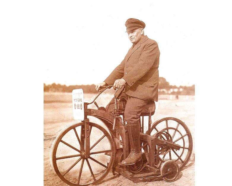 Самый первый мотоцикл в мире фото