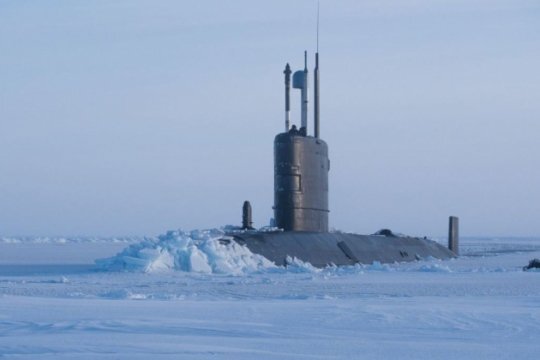 


Всплывшая рядом с базой ВМФ России американская подводная лодка, вмёрзла в лёд.
