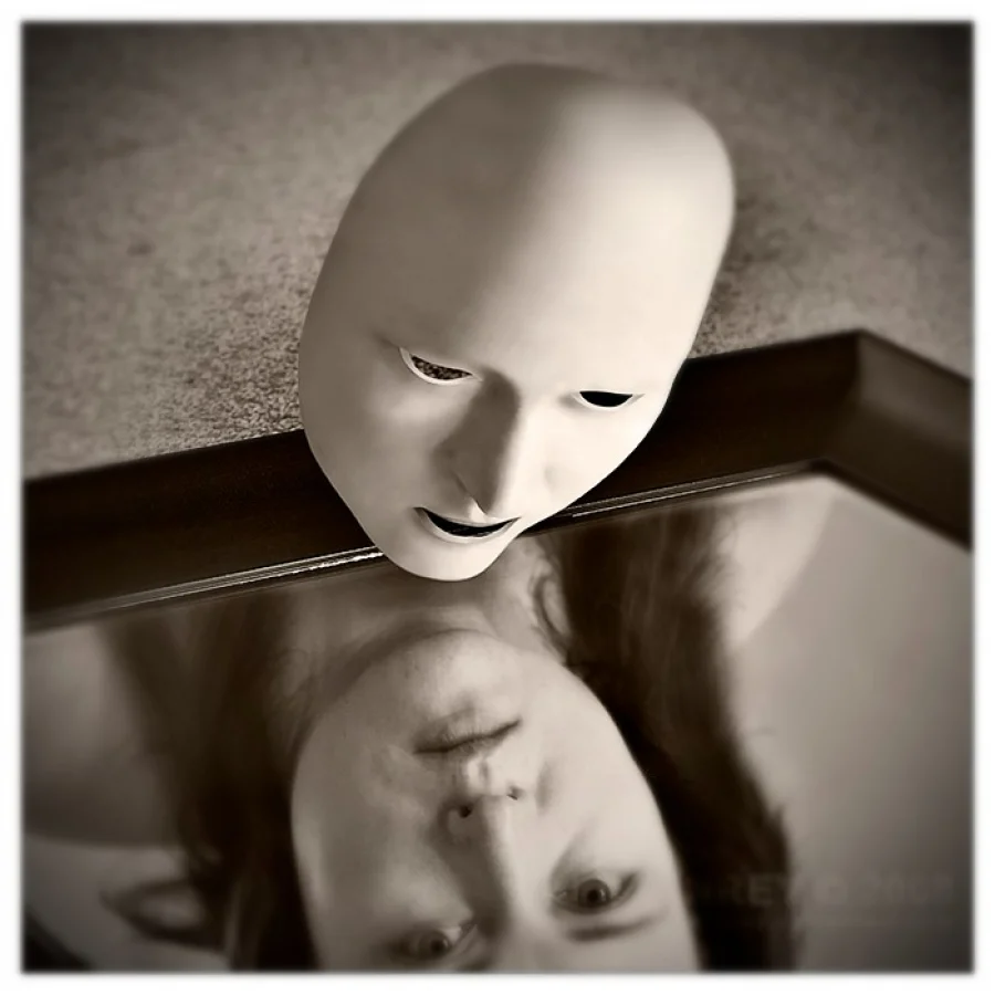 Человек в маске. Человек под маской. Эмоции под маской. Отражение в зеркале сюрреализм.