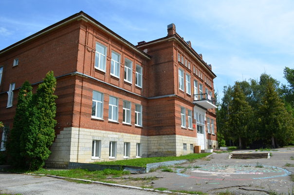 Рис. 1. Здание Задонской женской гимназии. Фото июля 2019 года.