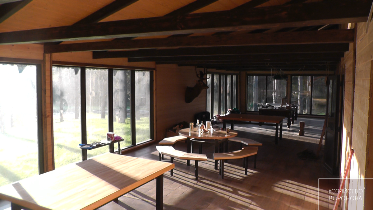 Зал. Фото с левой части дома с видом на пруды