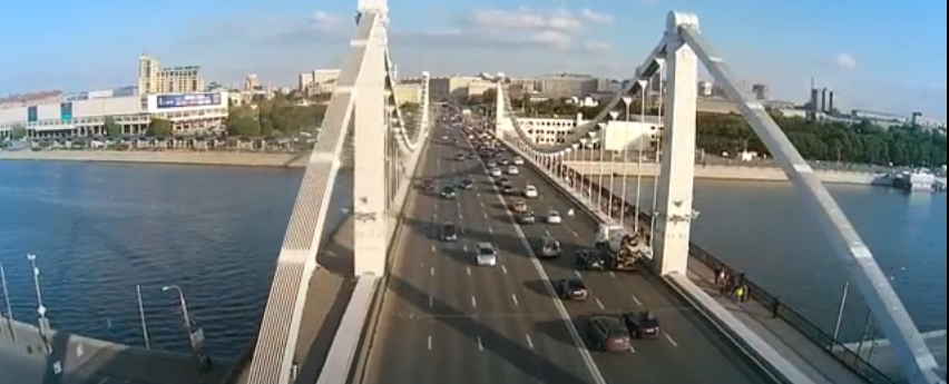 До карантина ежедневно по этому мосту проезжали тысячи и тысячи машин, всю нагрузку от веса которых несли на себе специально созданные цепи, на  которых собственно и  висит сам Крымский мост.