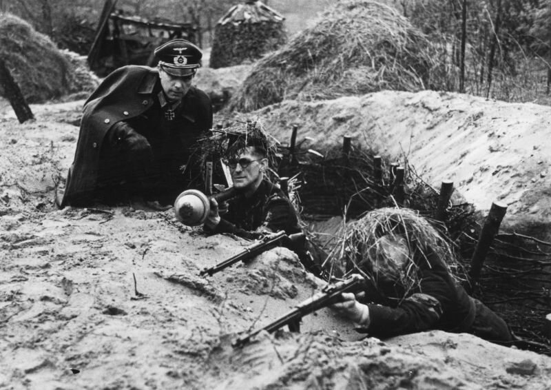 Обучение ополченцев фольксштурма... мне вот интересно, если немцы понесли на востоке «скромные потери», как сейчас утверждают некоторые ревизионисты, то почему в сорок пятом переключились на стариков и подростков? 