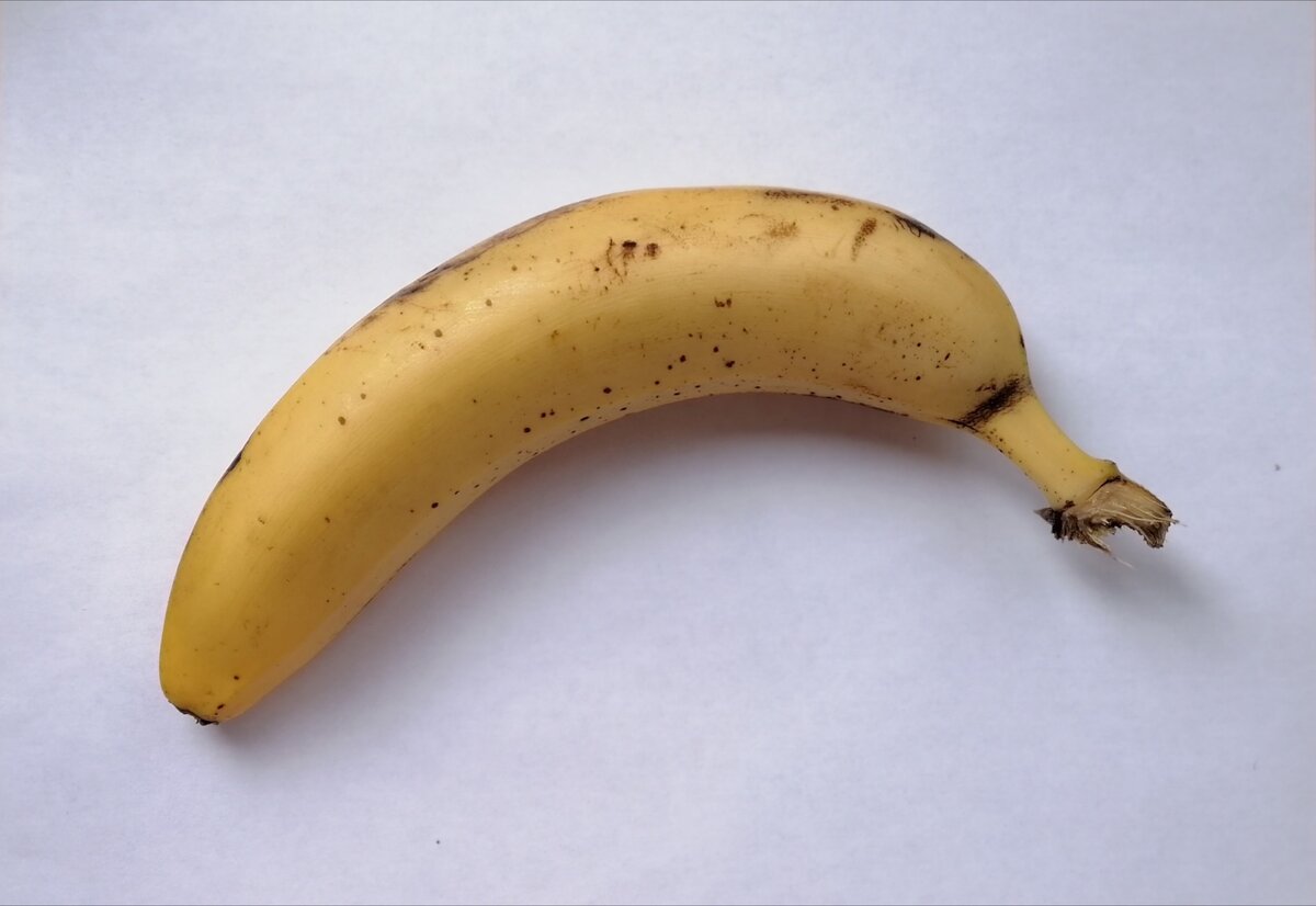 
На самом деле банан содержит множество полезных веществ.
В банане есть витамин C, который отлично борется со старением. Вместе с этим он предотвращает воздействие возбудителей различных инфекций.
Ещё один витамин, который есть в составе банана - это витамин B - известен своей способностью, сохранить здоровыми :кожу, волосы и ногти.
Наличие каротина в банане влияет на снижение возникновения сердечно-сосудистых заболеваний, так любители этого плода могут защитить себя от онкологии и сократить процесс старения в своем организме.
Витамин Е, входящий в состав банана является ещё одним веществом, который поможет сохранить молодость, он полезен для кожи и  предупреждает  развитие тромбозов.
Такие полезные витамины нужны нашему организму. 