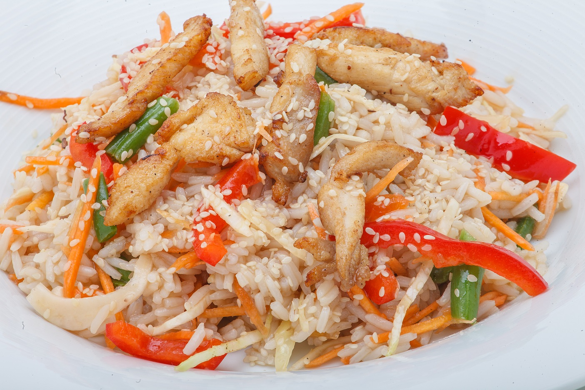 Курица с рисом и овощами по тайски