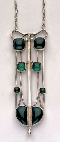 Подвеска на границе арт нуво и арт деко. Серебро, зелёные камни.