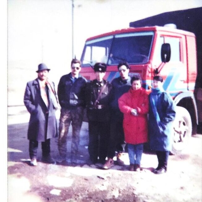 Слева направо У Ху Син, Борис ,пограничник , я ,китаянки и мой КамАЗ.фото из личного архива.