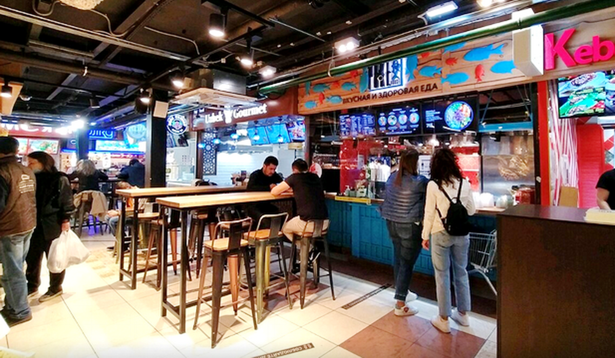 Можно поесть за коммунальным столом, можно забрать с собой