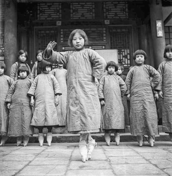 Молодые девушки с перевязанными ногами, практикуют Пекинскую оперу в театральной школе в Пекине.  Пекин. 1934. | Wikimedia Commons