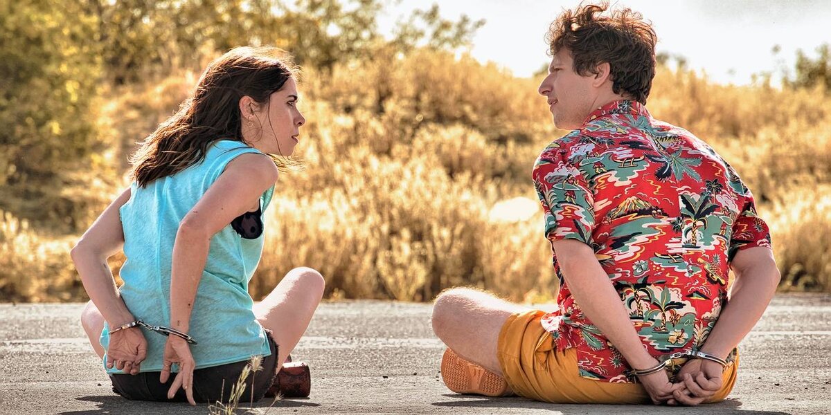 Кадр из х/ф "Палм-Спрингс", реж. Макс Барбаков, 2020 г.