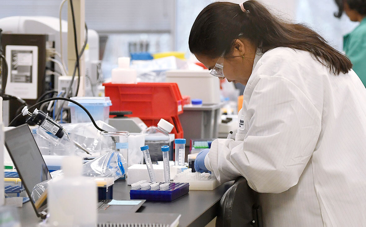 Советник Трампа Келлиэнн Конуэй заметила, что российская вакцина прошла еще не все фазы испытаний. Ранее фармкомпании призывали российский Минздрав не торопиться с регистрацией препарата.

Российская вакцина от коронавирусной инфекции отстает от разработок США и прошла слишком мало клинических испытаний. Об этом заявила советник американского президента Келлиэнн Конуэй в эфире телеканал Fox News. 
«В США стандарты устанавливаются Федеральным управлением по лекарственным средствам. И, как я понимаю из российского объявления, им до нас далеко», — сказала Конуэй.

По ее словам, в Соединенных Штатах сейчас шесть вариантов вакцины на третьей стадии разработки. «Судя по всему, они (россияне. — РБК) еще не дошли до этого», — пояснила помощник Дональда Трампа.

В США приступили к самым масштабным в мире испытаниям вакцины от COVID
Общество

Конуэй добавила, что США сейчас находятся на завершающей стадии создания двух вакцин из шести потенциальных препаратов. Она отметила, что, вероятно, в следующие несколько месяцев в стране появятся «сотни миллионов доз» вакцины.

В конце июля американская биотехнологическая компания Moderna сообщила, что начинает третью фазу испытаний своей вакцины от коронавирусной инфекции, в которой поучаствуют около 30 тыс. добровольцев.

В августе Ассоциация организаций по клиническим исследованиям (АОКИ) направила письмо министру здравоохранения России Михаилу Мурашко, в котором попросила не спешить с регистрацией отечественной вакцины от COVID-19 и не пытаться обогнать разработчиков из других стран.

В письме отмечается, что в испытаниях разрабатываемого Национальным исследовательским центром эпидемиологии и микробиологии имени Н.Ф. Гамалеи (НИЦЭМ) препарата «Гам-Ковид-Вак» приняли участие менее ста человек. При этом третья фаза исследований вакцины предполагает тесты на нескольких тысячах добровольцев из разных групп населения. Таким образом собирается информация не только об эффективности препарата, но и о его безопасности.

Мурашко заявил об эффективности и безопасности вакцины от COVID
Общество

«Разработчики же прямо заявляют, что хотят в первую очередь прививать в том числе пенсионеров как относящихся к группе риска по COVID-19», — говорится в письме АОКИ. Фармкомпании отметили, что это может быть опасно, поскольку пожилые люди часто страдают хроническими заболеваниями, у них ослаблен иммунитет.

В Росздравнадзоре опасения фармкомпаний назвали беспочвенными, отметив, что в третьей фазе испытаний российской вакцины будут участвовать несколько тысяч челов

