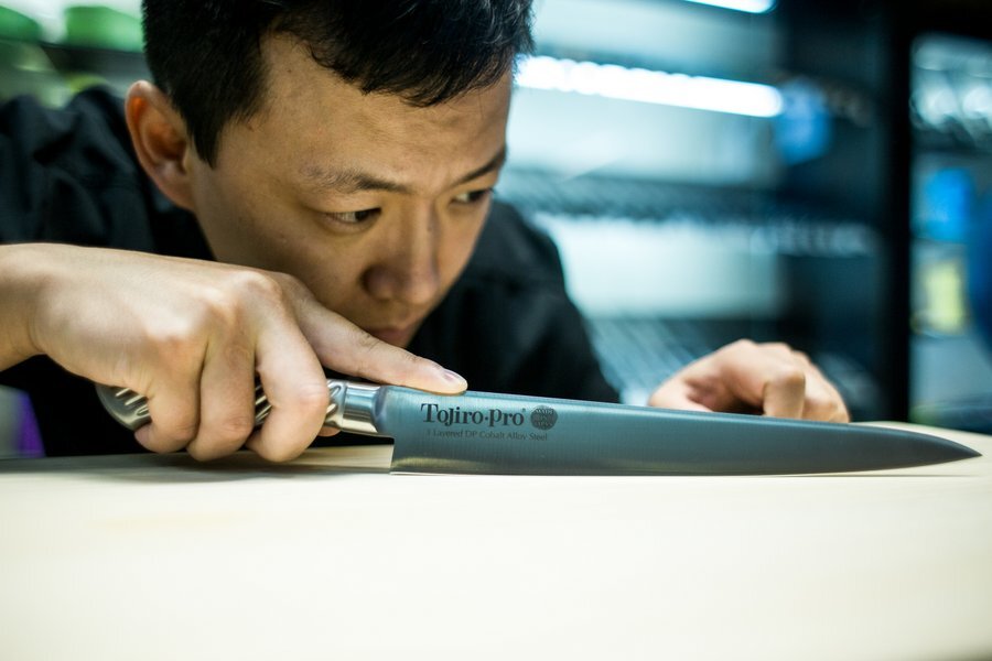 Слайсер F-886 серии Тоджиро-Про с клинком длиной 240 мм из трехслойного ламината со сталью VG10 и заточкой #8000 это не только элегантное, но еще и экологичное решение для любителей мясной нарезки.