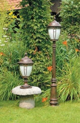Садовые фонари разной высоты
