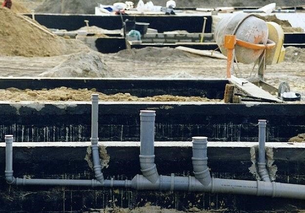 При строительстве нейтрального состояния горизонтальные участки канализации распределяются