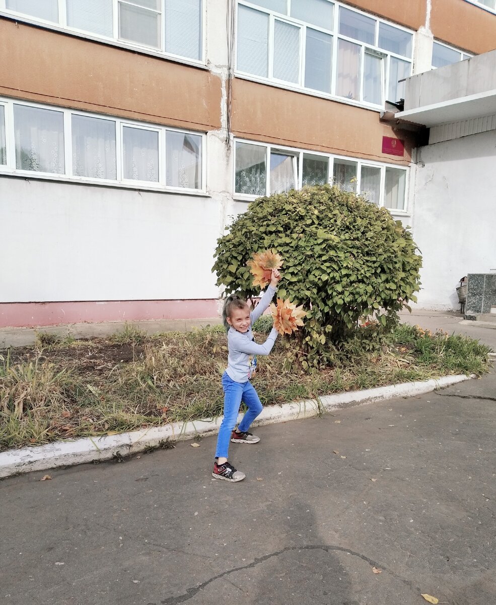 Лилиана перед своей школой.