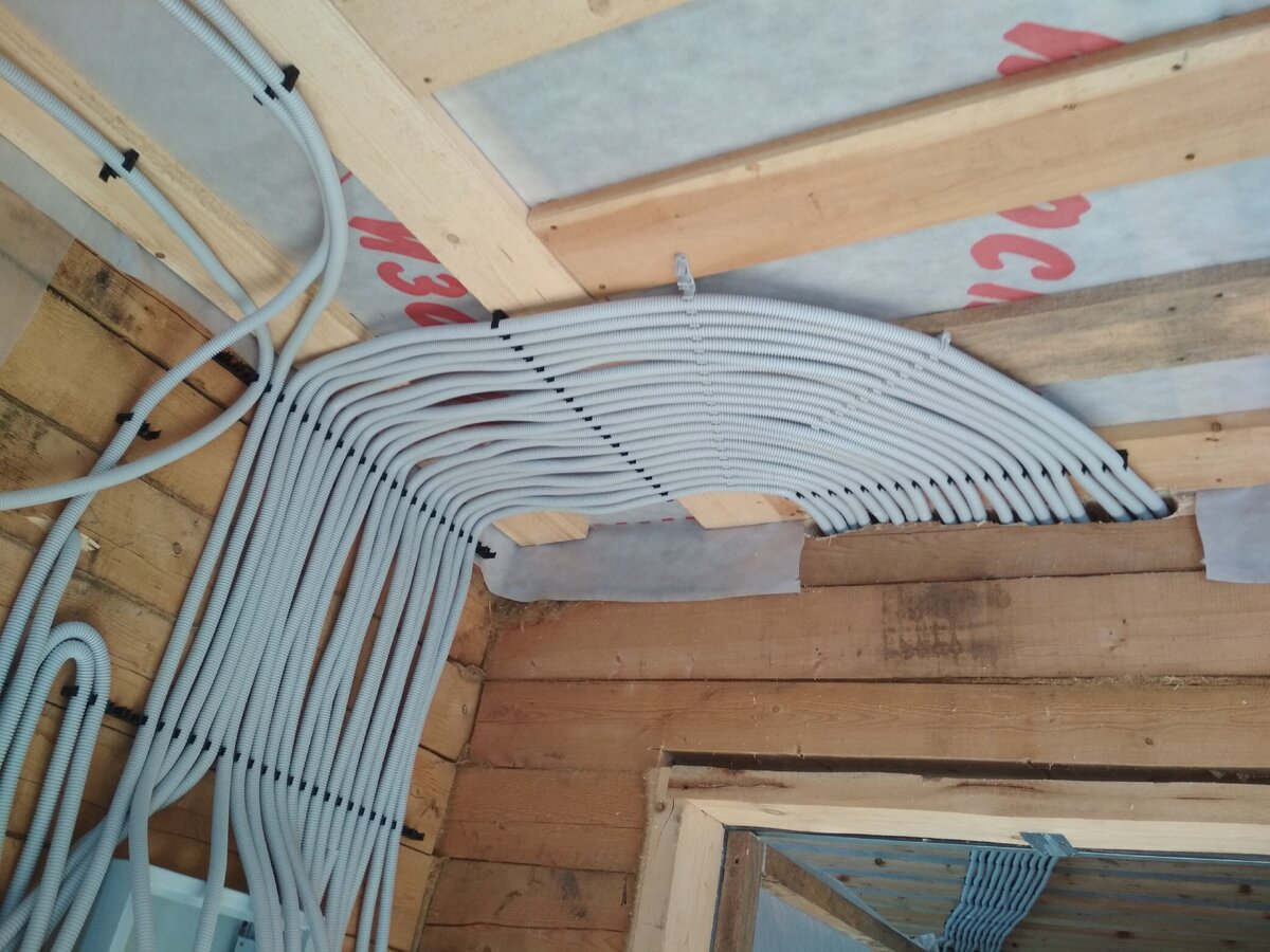 Проводка в деревянном доме. Наружная проводка в гофре. Труба для электропроводки в деревянном доме. Гофра для кабеля для деревянного дома. Металлическая гофра для электропроводки в деревянном доме.