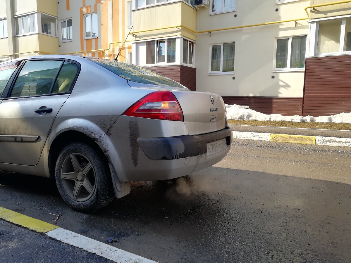 Выходишь утром во двор, все машин работают, мигают аварийками, а водителей нигде нет. Есть у меня один сосед, которые греет свою машину чуть ли ни по полчаса. Я успеваю отвезти дочь в садик и вернуться, в машина все греется.