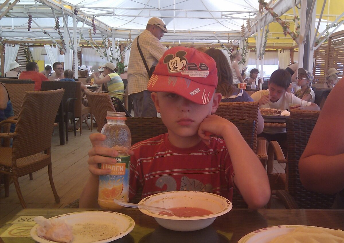 Картина называется Стас и борщ. Сын тут грустный, потому что борщ пролил