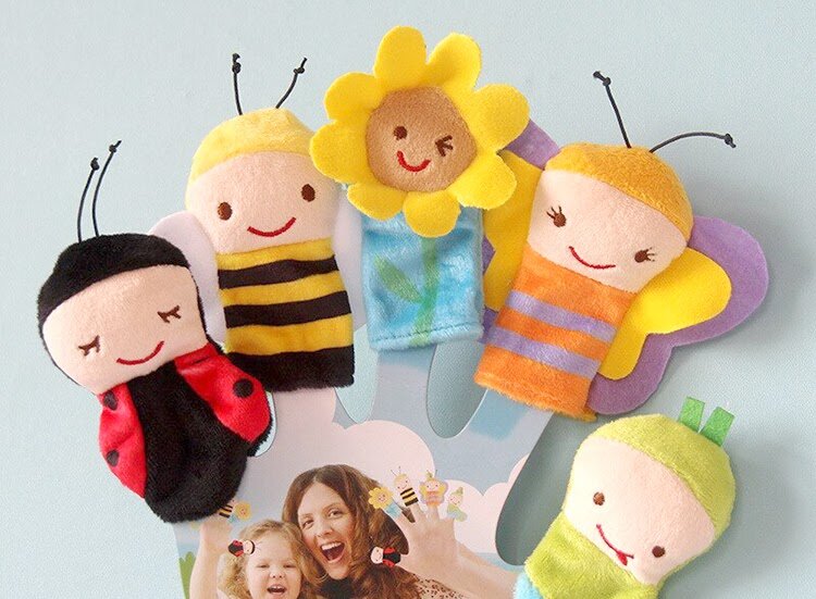 Период роста зубов достаточно тяжелый и для малыша, и для родителей. Попробуйте отвлекать ребенка интересными играми, пальчиковым театром, чтением сказок, мультфильмами, прогулкой. Фото: Яндекс.Картинки.