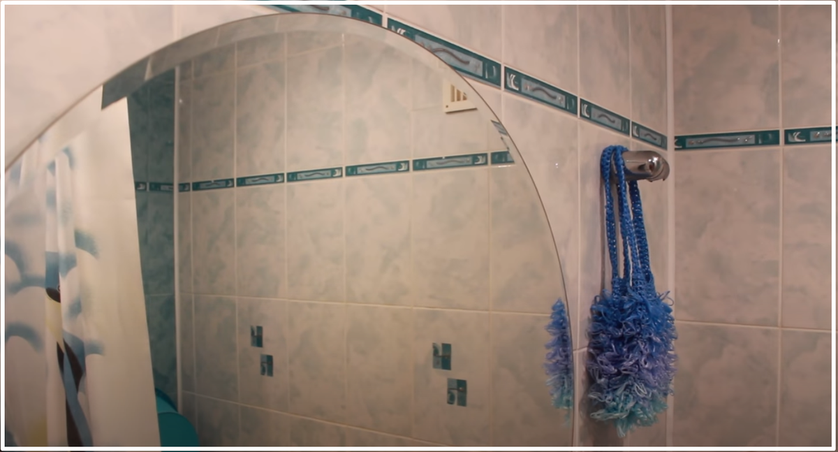 Вот такое большое зеркало стоит у меня в ванной