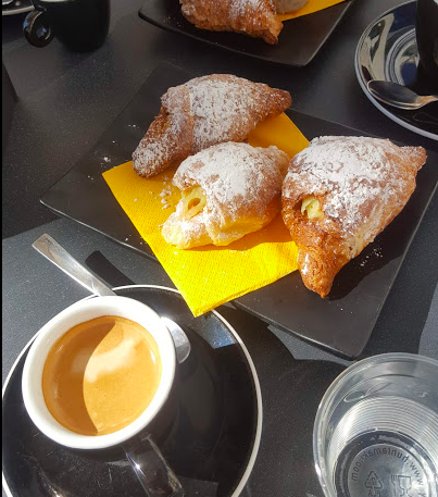 Нет ничего лучше кофе и свежих булочек с утра! 