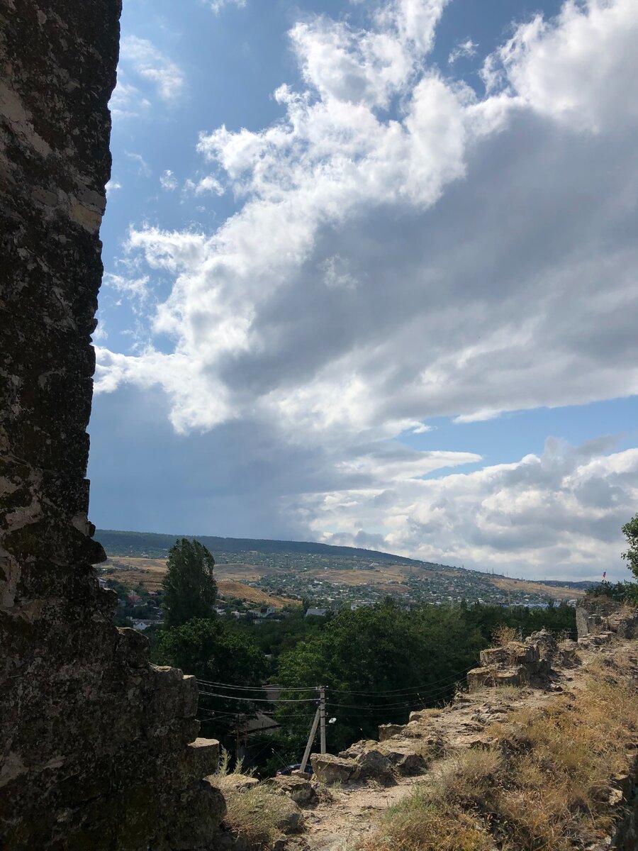 Вид на город с древней разрушенной крепости 