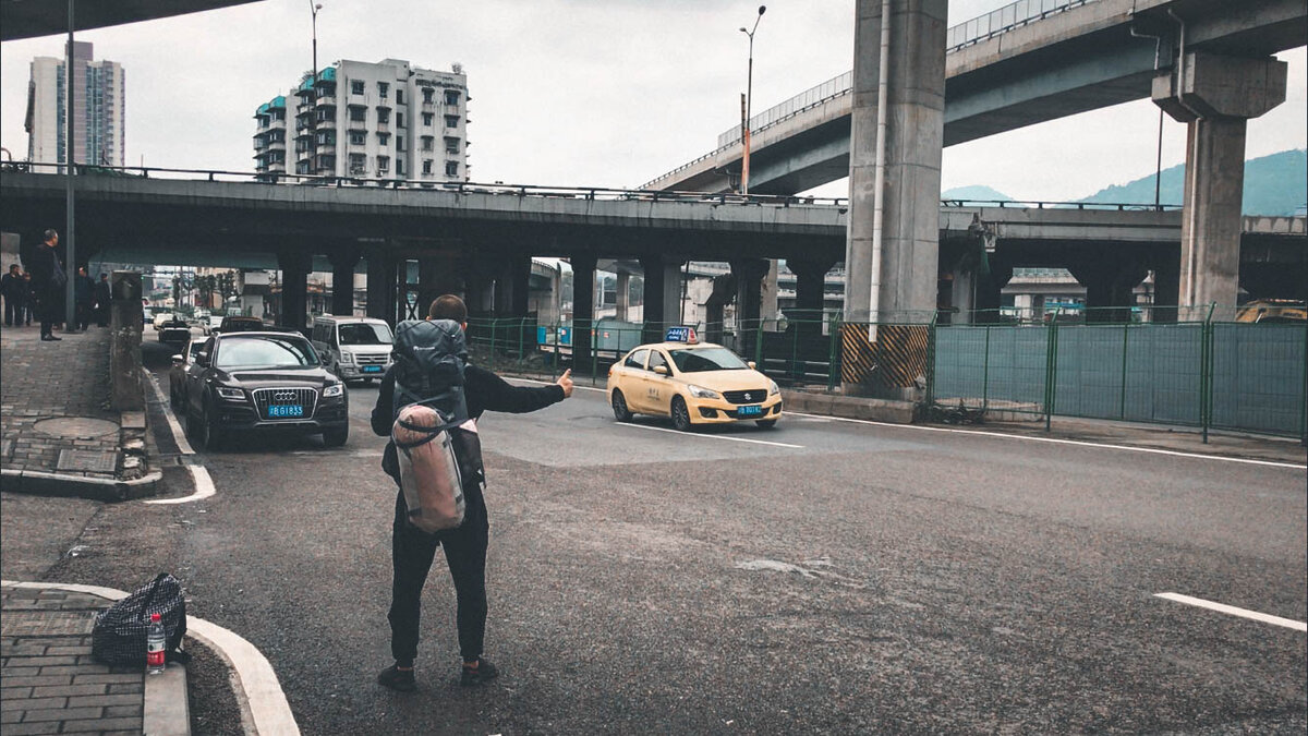 Это я, безуспешно пытаюсь поймать машину...