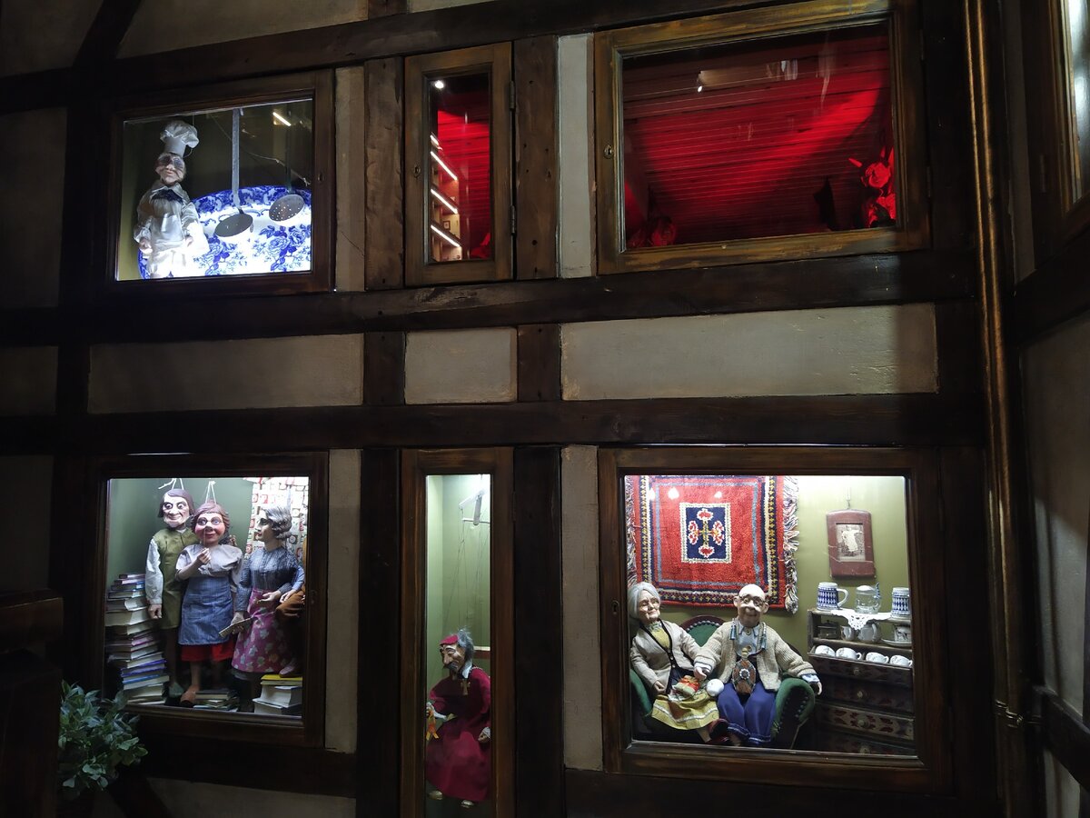 Внутреннее оформление ресторана Puppen House, листайте галерею