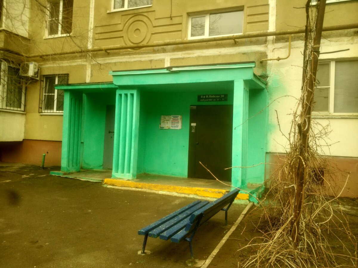 Вход в подъезд красят чуть ли не каждый год, а в самом подъезде ремонта не было более 10 лет. В галерее 2 фото. 