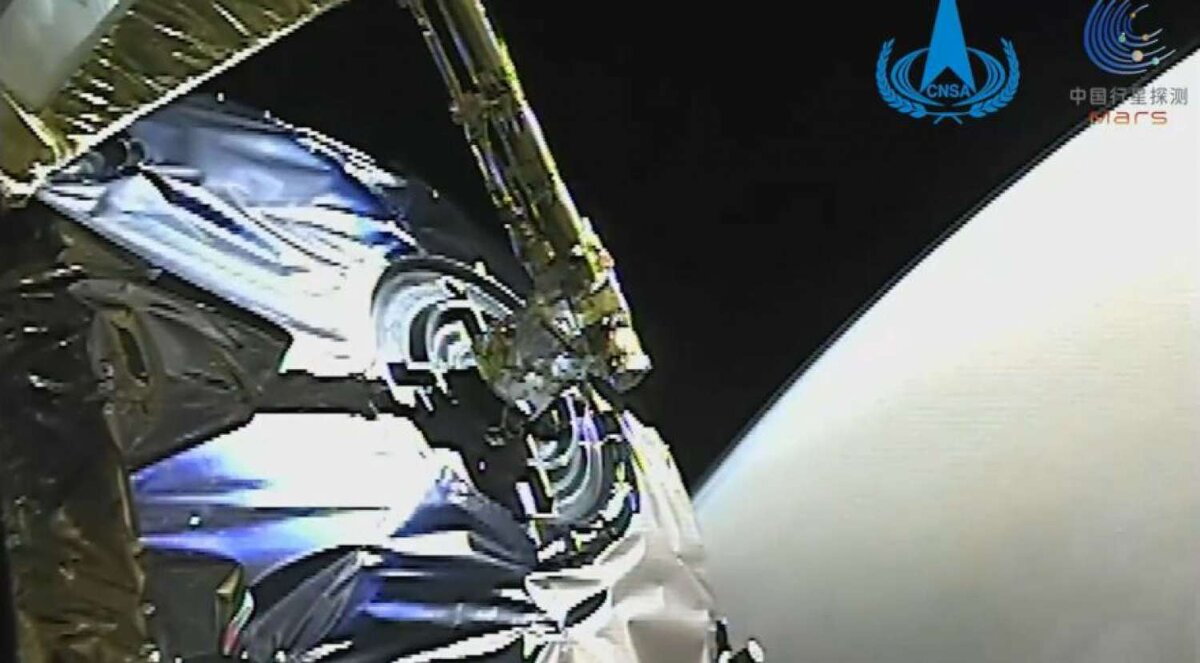 Изображение: снимок, сделанный инженерной камерой орбитального аппарата китайской миссии Tianwen-1. CNSA / PEC.