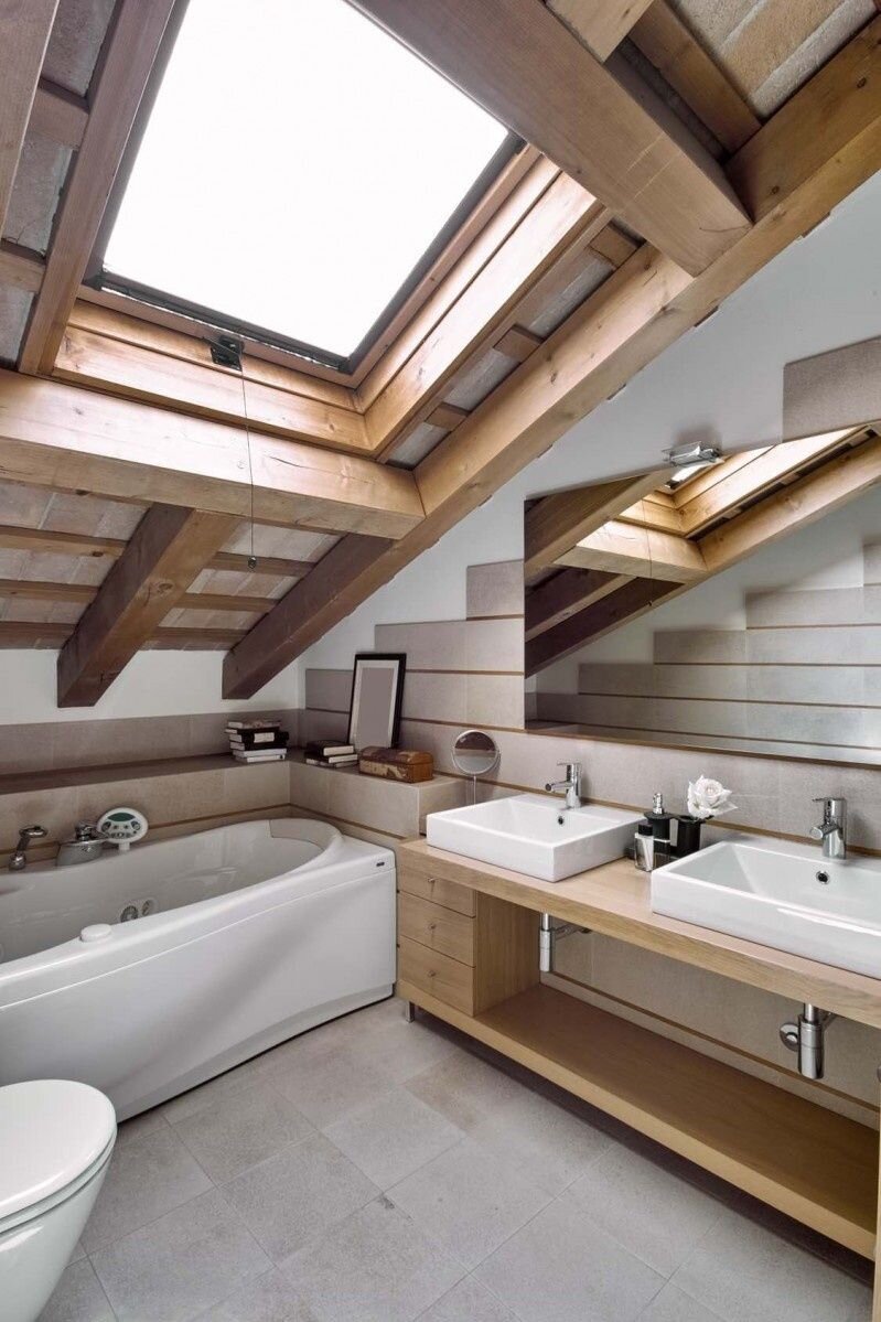 Как обустроить ванную комнату с наклонным потолком? Определите площадь помещения
