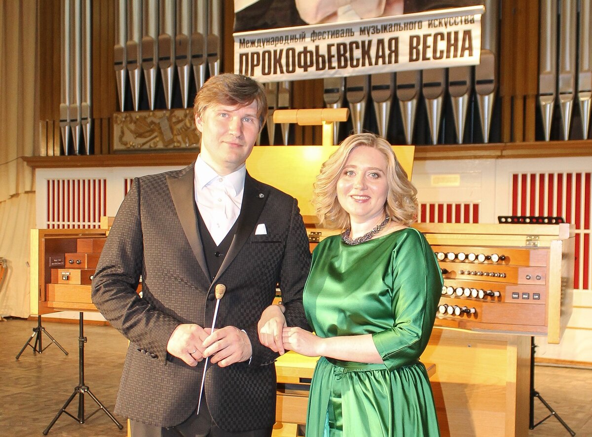 Антон Паисов (дирижёр, флейтист, Москва) и Олеся Кравченко (орган, Москва) на XXI Международном фестивале музыкального искусства «Прокофьевская весна». Донецк, 2021 год