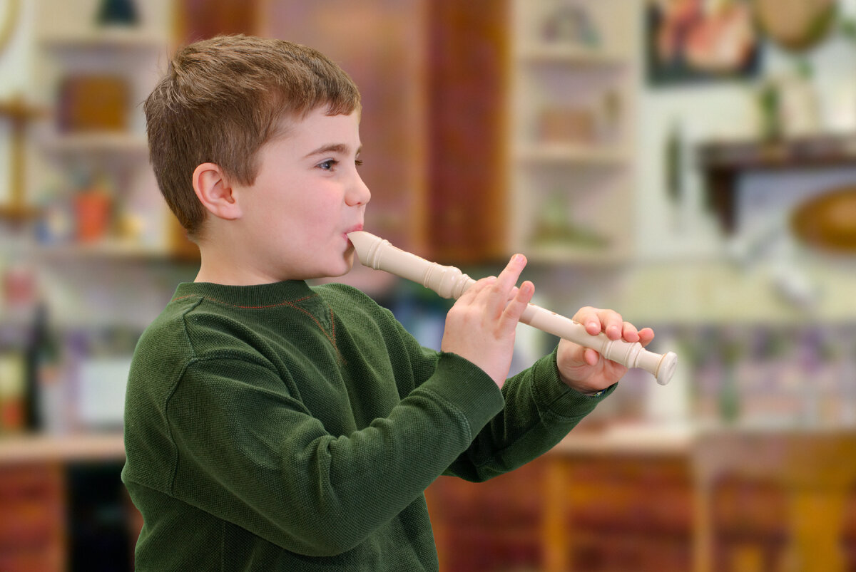 Дуть дудку. Игра с дудочкой в саду. Ребенок играет на дудочке. Флейта для детей. Ребенок флейтист.