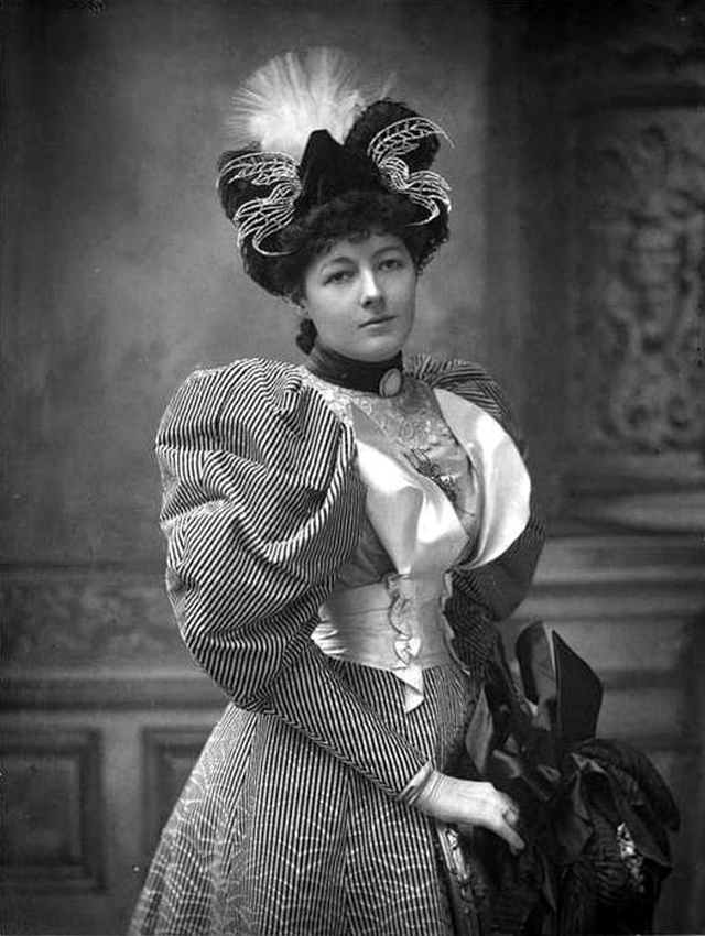 Фотография дамы, одетой по моде 1895 - 1896 годов.