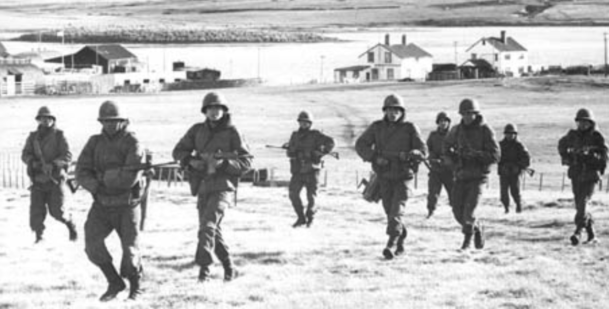 Аргентинские солдаты в Гуз-Грине. Май 1982 года.