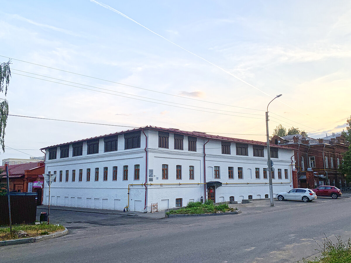 Набойный цех, рядом кирпичный особняк Фокиных, фото автора. Листайте галерею, чтобы увидеть больше