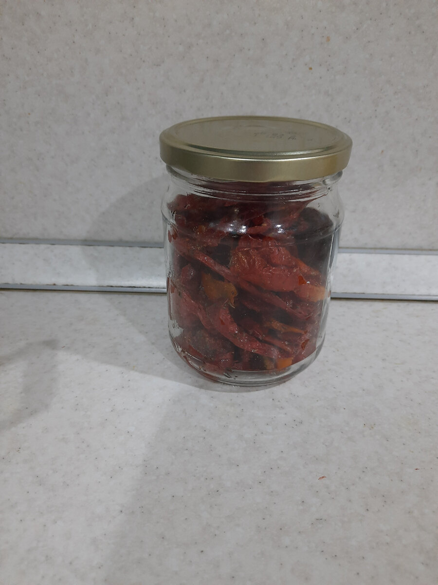 
Вяленые помидоры в электрической духовке: наивкуснейшая вкуснятина!!! В этом я убедилась приготовив их сама по рецепту из просторов интернета.

С чего все началось? Мне нахвалили обалденный вкус вяленных помидор. Залезаю в яндекс. Пишу вяленные помидоры в электрической духовке. Яндекс выдаёт кучу рецептов. Выбираю самый подходящий и в путь. Ингредиенты брала на глаз. Нам понадобятся: помидоры, сушеный чеснок, сушёный базилик, соль, растительное масло. Помидоры нужно разрезать пополам, если помидоры крупные на четыре части. Берём маленькую ложку и достаём мякоть. Затем противень застилаем фольгой. 