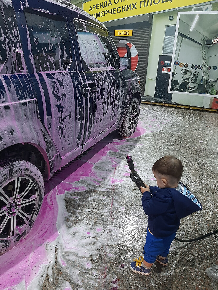 Помогаем бабушке мыть машину