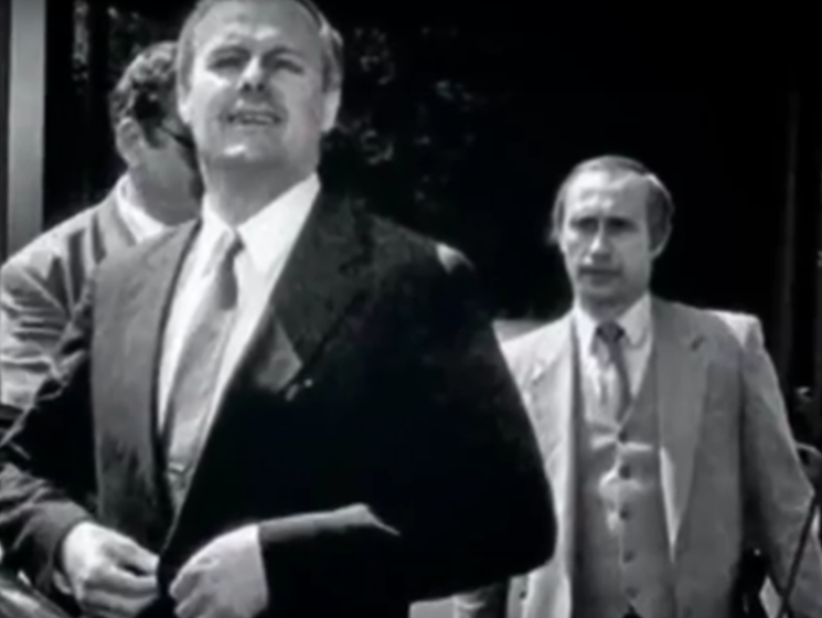 Да, да -  это тот человек за спиной Собчака.  Ну кто бы мог подумать ?